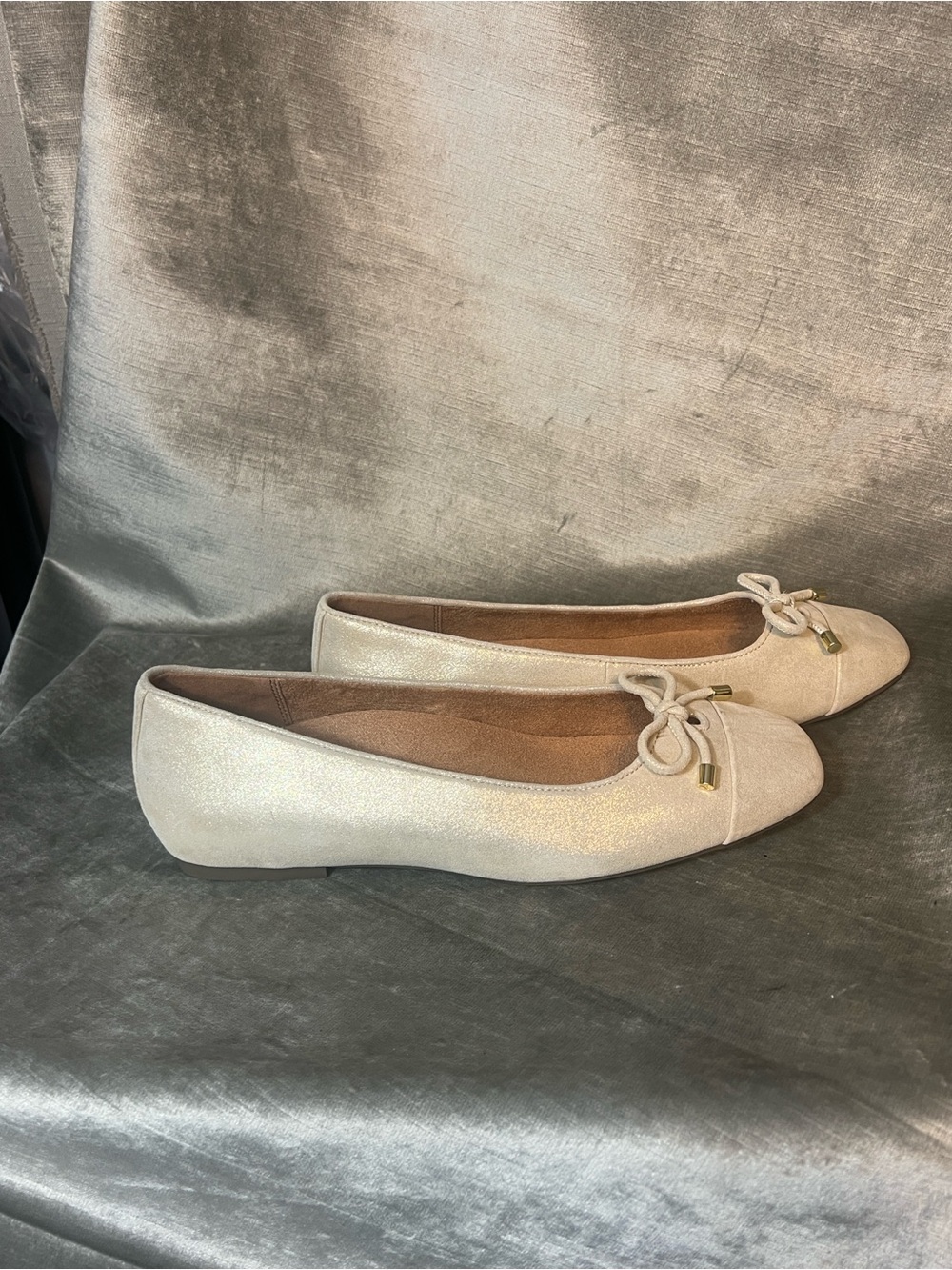 Vionic Klara Gold Shimmer Flat Shoes w/Extra Insoles. Size 9W - Picture 3 of 11